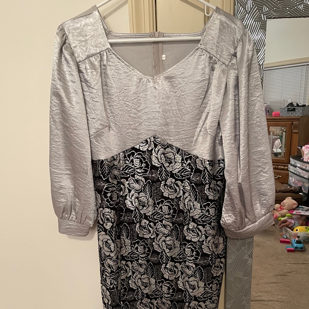 Black/Silver Size: L (12) V-Neck Dress